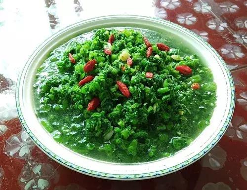 菜農(nóng)種植無(wú)需噴農(nóng)藥的蔬菜，不僅栽培簡(jiǎn)單、而且效益高